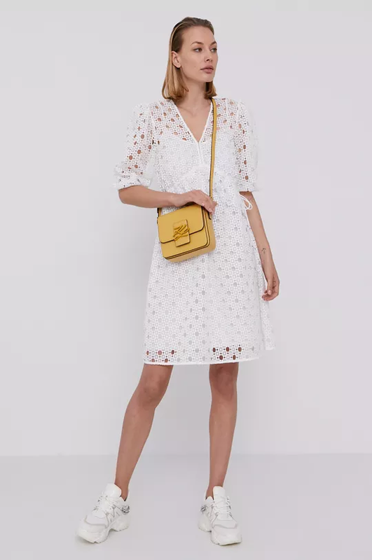 Biała sukienka na lato 2022