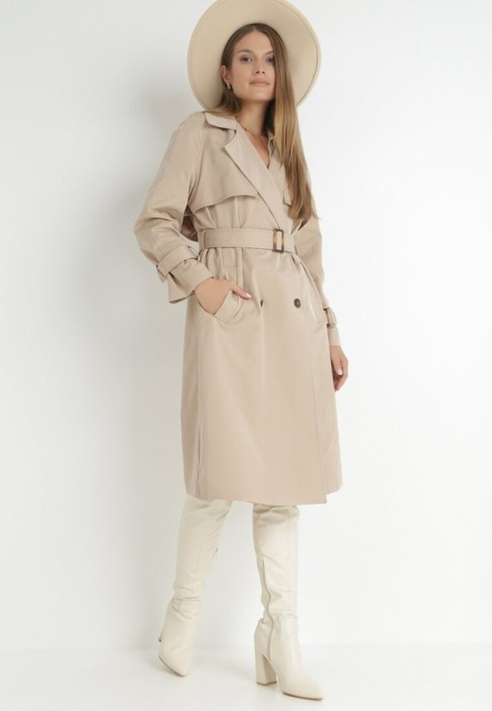 Beżowy płaszcz, długi trencz z paskiem