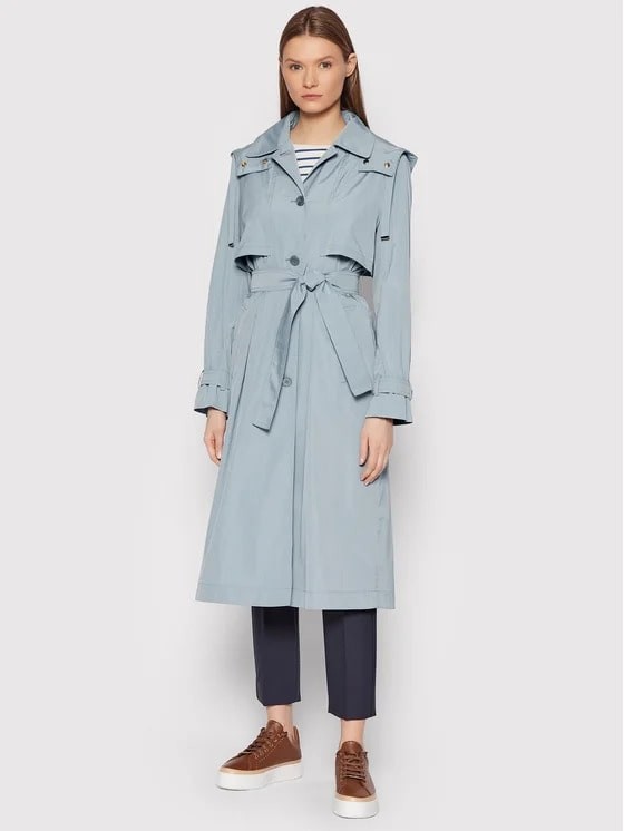 Błękitny trencz na wiosnę 2023