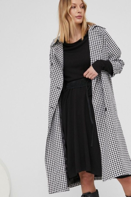 Modne płaszcze na jesień i zimę 2022 kratka