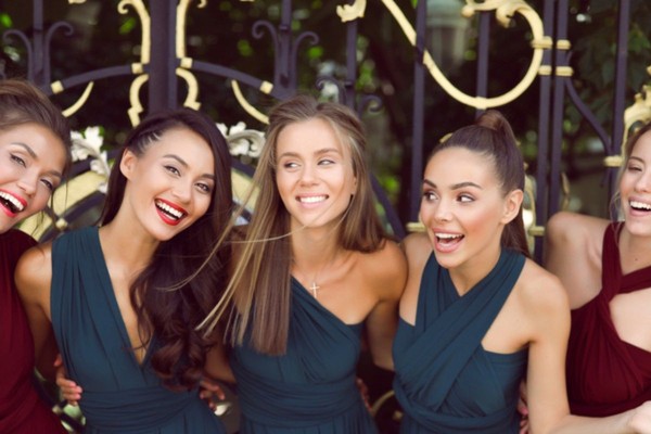 Modne sukienki na wesele 2023