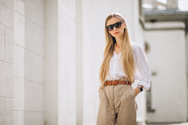 Stylizacje z białą koszulą fp