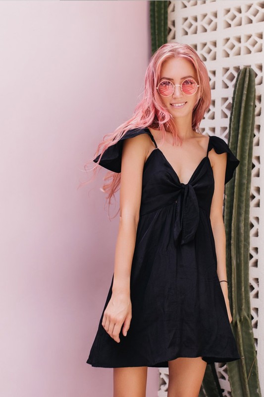 Sukienka mała czarna o kroju trapezowym