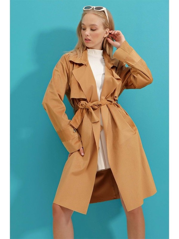 Trencz w kolorze karmelowym