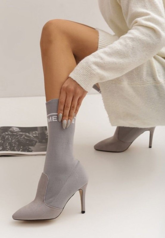 Szare botki ze „skarpetkową” cholewką