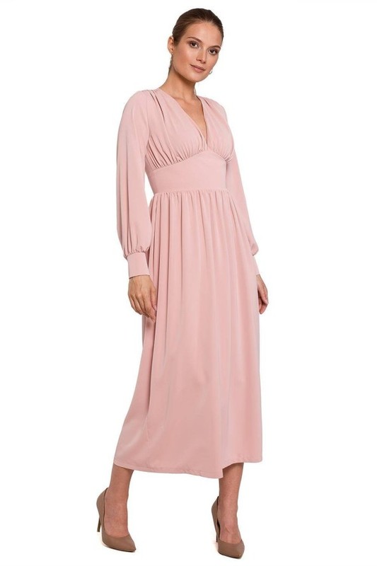 Pudrowa sukienka na wesele 2023