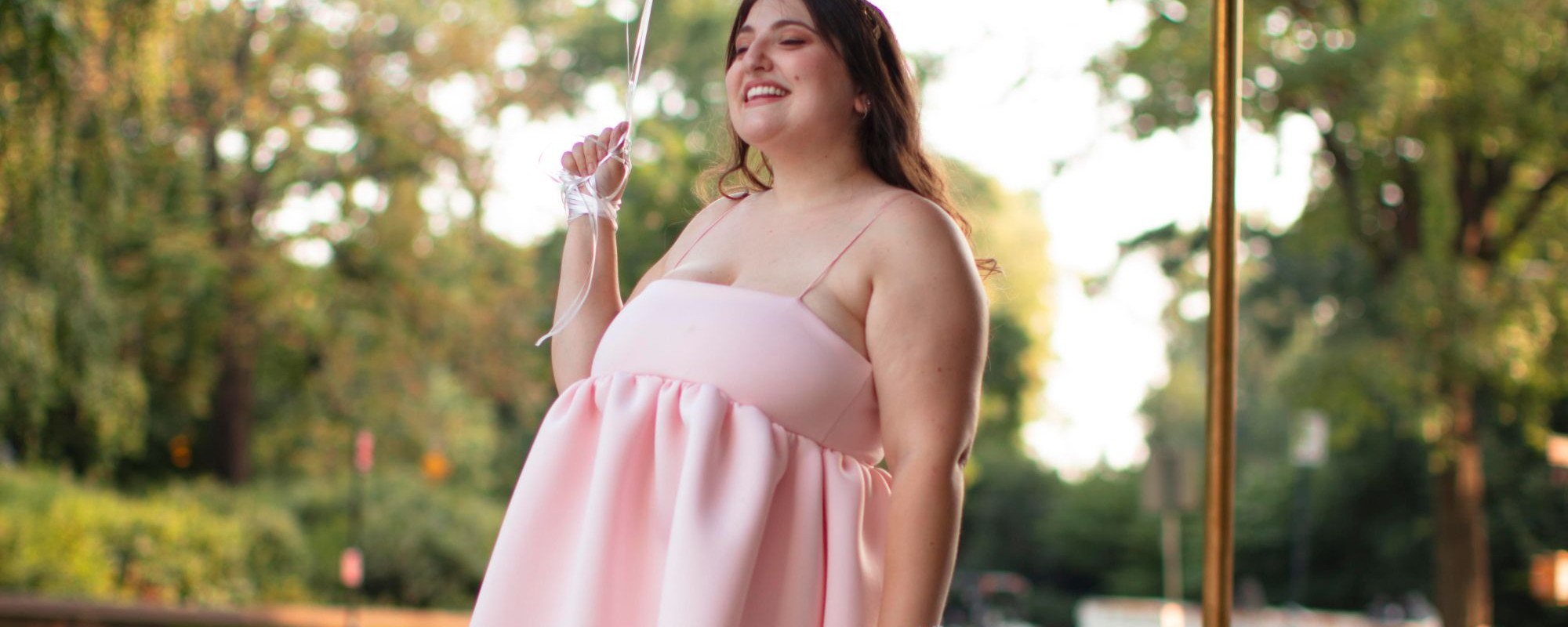 Sukienka na wesele dla puszystych pań po 50-tce