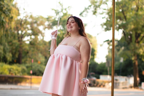 Sukienka na wesele dla puszystych pań po 50-tce