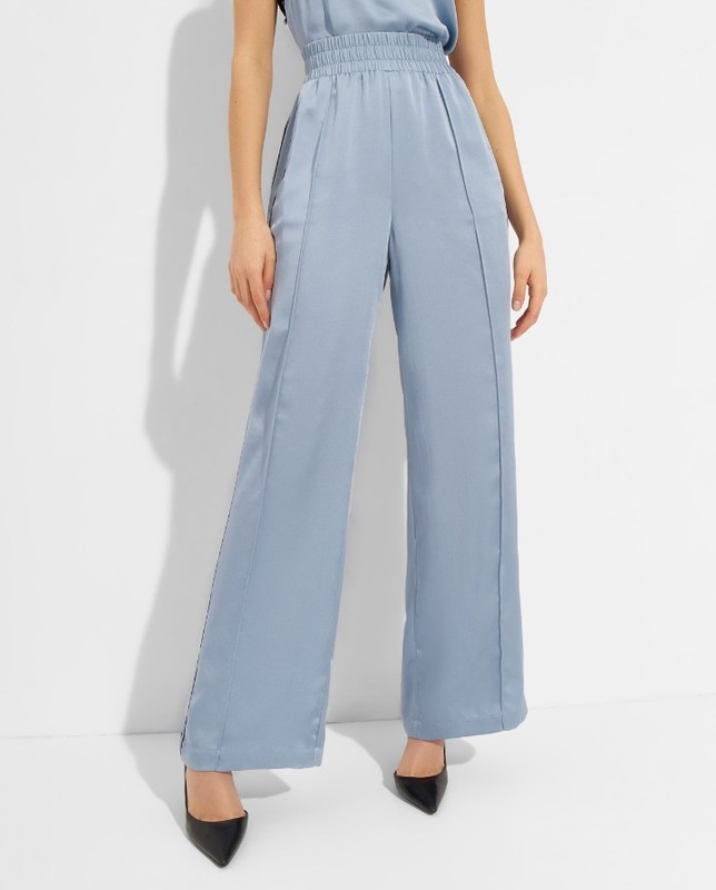 Błękitne szerokie damskie spodnie na wesele