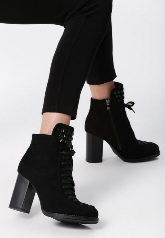 czarne-botki-na-slupku
