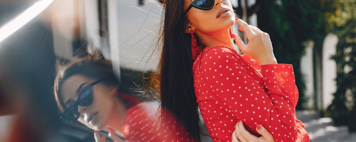 elegancka-brunetka-w-letnim-miescie