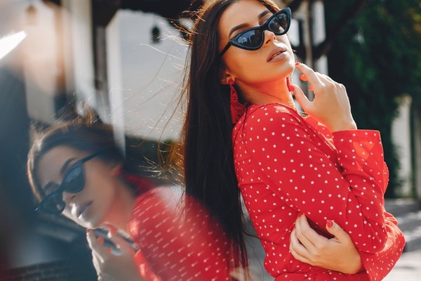 elegancka-brunetka-w-letnim-miescie