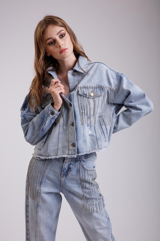 elegancka-kobieta-w-ladnej-jeansowej-kurtce-oversize-ze-spodniami-ze-dzetow-na-bialym-tle