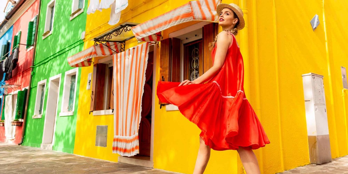 kobieta-w-letniej-sukience