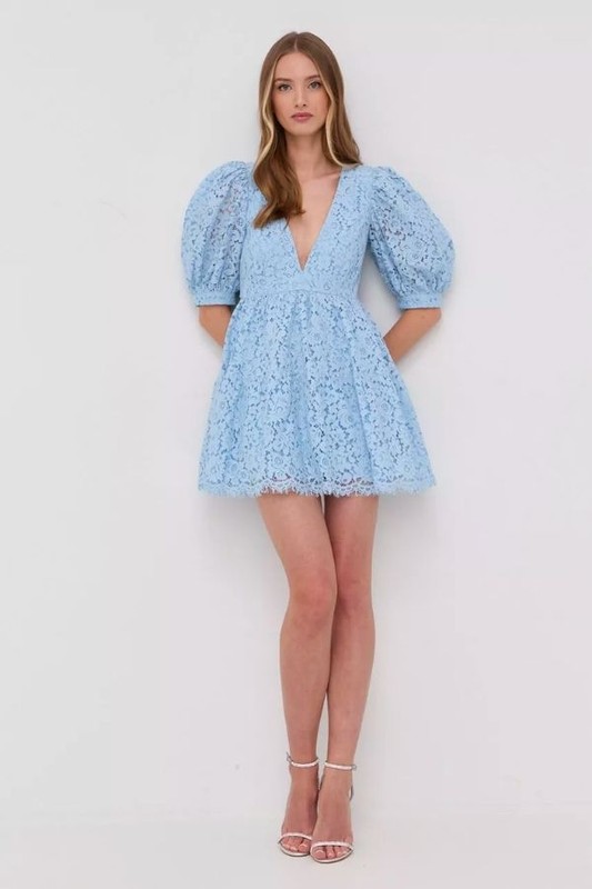 koronkowa-sukienka-na-wesele-2022-niebieska