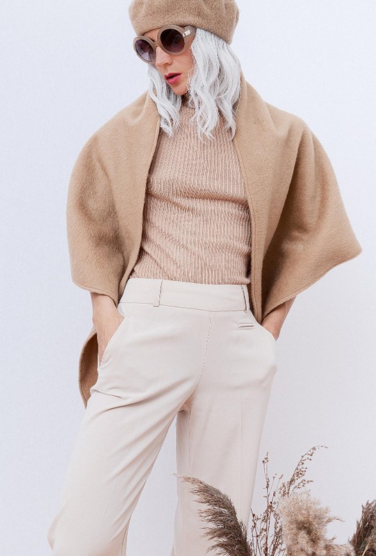 moda-zdjecie-mlodej-pieknej-damy-w-bezowych-ubraniach-na-bialym-tle-bezowa-estetyka-moda-look-book-cieple-jesienno-zimowe-trendy