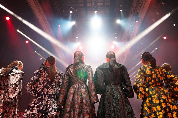 model-walks-fashion-show-spring-summer-outfit