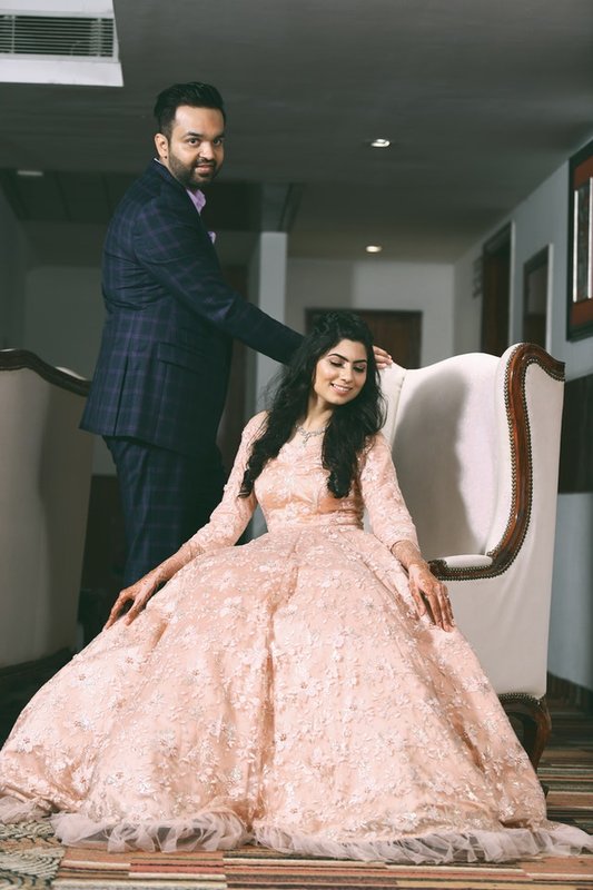 Kobieta w koronkowej różowej sukni ślubnej