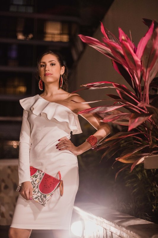 Jak dobrać sukienkę do figury, gdy masz wystający brzuch