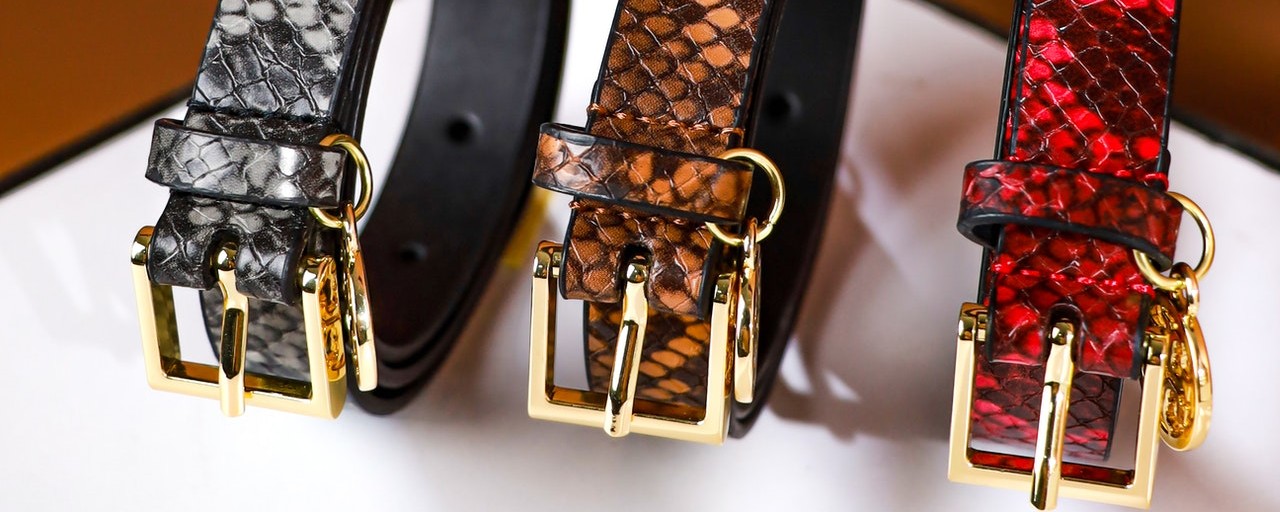 Jak nosić pasek w damskich stylizacjach?