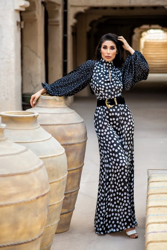 Kobieta w spodniach w grochy