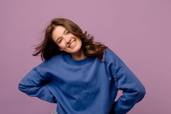 photo-pretty-fairskinned-young-girl-looking-camera-with-smile-her-face-purple-background-stylish-woman-having-good-time