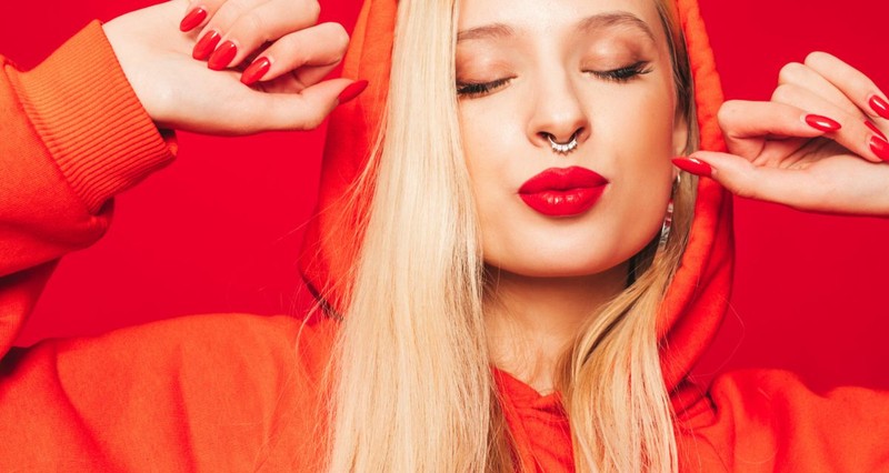 portret-mlodej-dziewczyny-piekne-hipster-zle-w-modnej-czerwonej-bluzie-z-kapturem-i-kolczyk-w-nosie-pozytywny-model