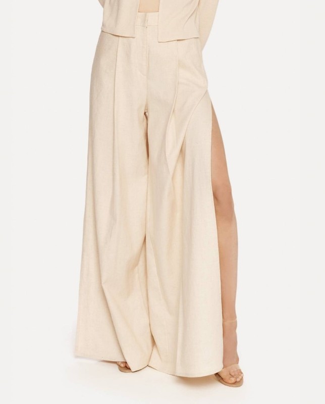 Spodnie na wesele z rozciętymi nogawkami