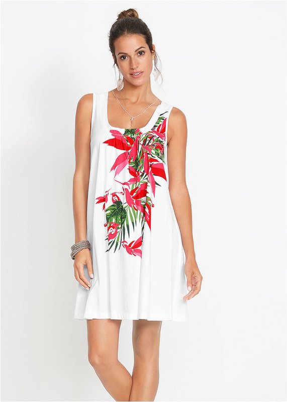 Sukienka w kwiaty na białym tle