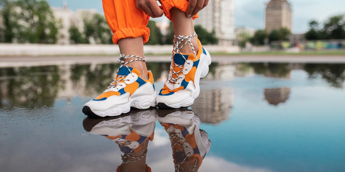 upraw-sportowca-podwijajacego-spodnie-podczas-treningu