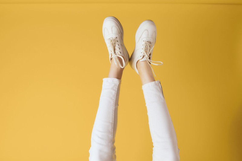 Sneakersy na nogach kobiety