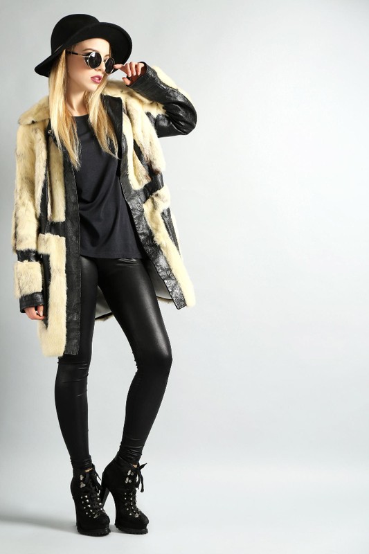 wyrazista-mloda-modelka-na-szarym-tle