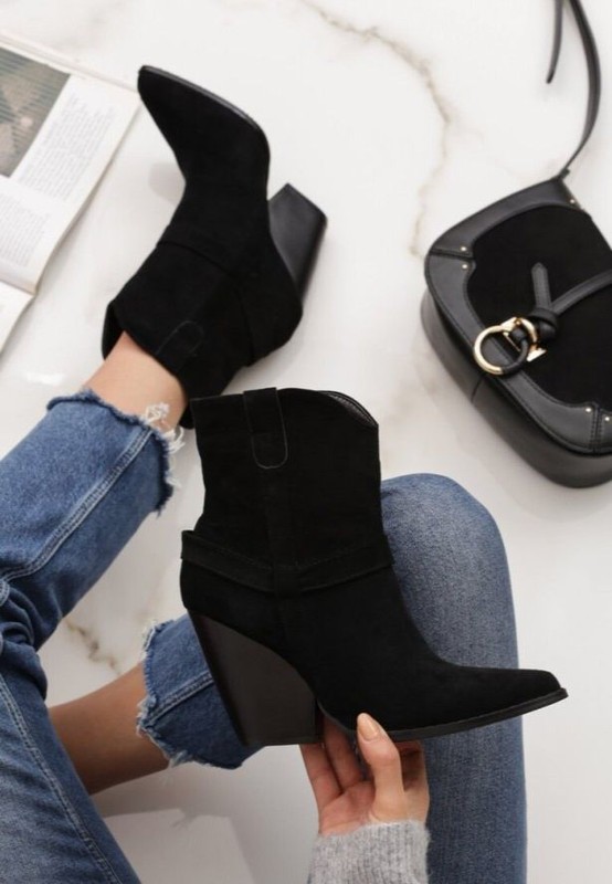 zamszowe-botki-na-obcasie-w-ksztalcie-stozka
