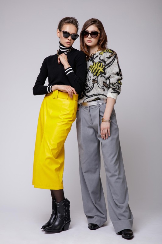 Żółta spódnica i czarny golf