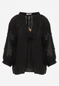 Czarna Rustykalna Bluzka z Tencelu Ozdobiona Wiązaniem Koronką i Koralikami Sachi