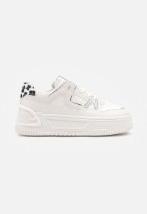 Białe Sneakersy na Grubej Podeszwie z Perforacją i Geometrycznym Tłoczeniem Deolisa